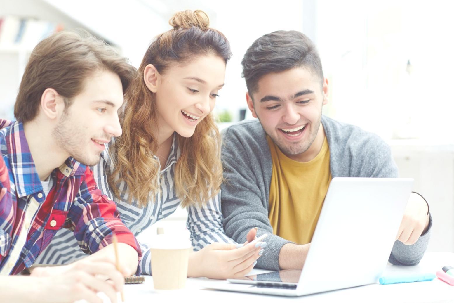 Bureau moderne avec équipe collaborative travaillant sur des projets immobiliers