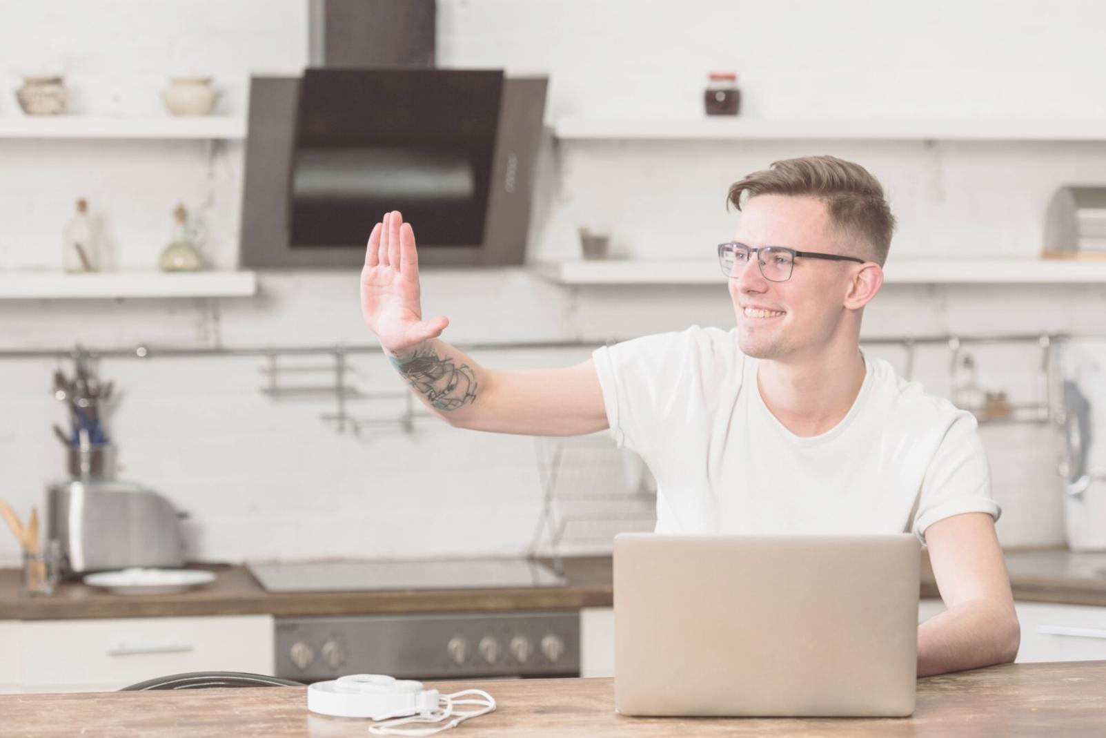 Formation immobilière - Étudiants analysant des documents d'investissement